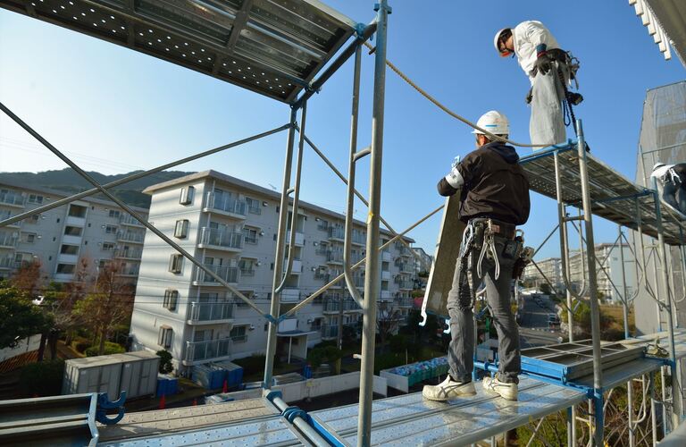 夜間の作業にも対応する下請け会社を運営 | 堺市で足場なら安心の品質を提供する仁建設